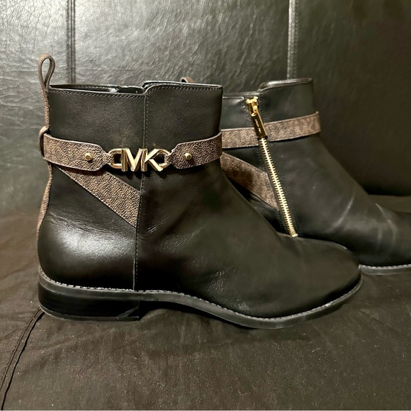 Michael Kors. Like New Ankle boots. 10M - Picture 2 of 4
